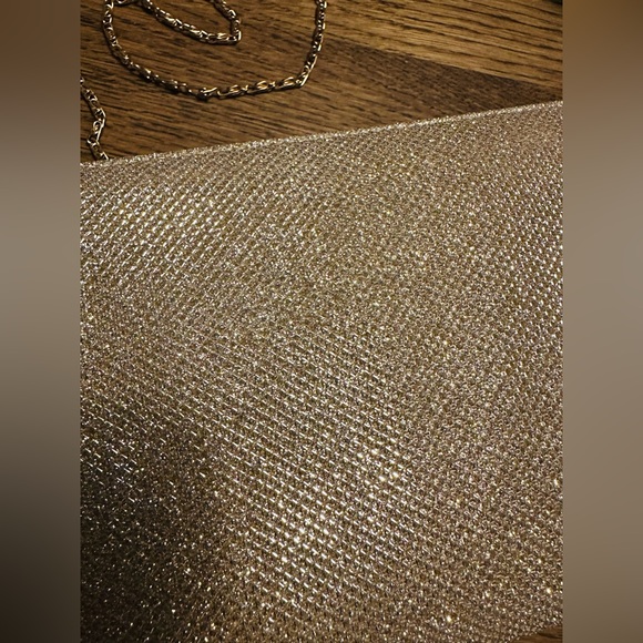 Gorgeous gold sparkly clutch purse with chain link strap. 🤍✨ - Picture 10 of 11